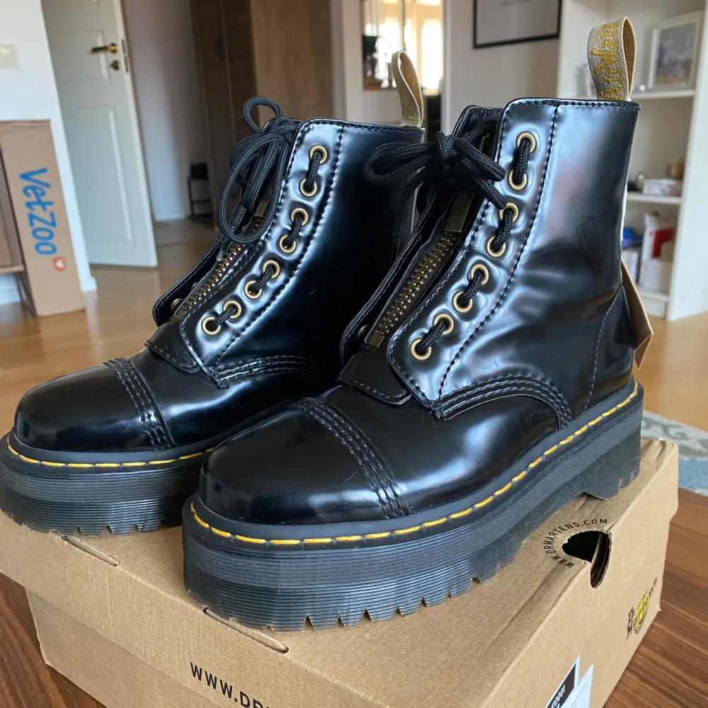 Säljer dessa skit snygga dr.martens då dem är för stora för mig men missade sista dagen för att skicka tillbaka. Använda endast en kort sträcka. Har kvar orginalförpackning. Något stora i storleken. Nypris:2400. Köp nu eller prisförslag 💗. Skor.