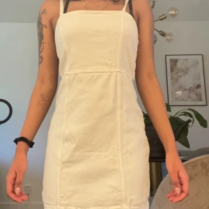 Vit Jeansklänning - Säljer den här vita jeansklänningen då den inte används längre. Den har två små fläckar, därav priset. Hör av er!🌸