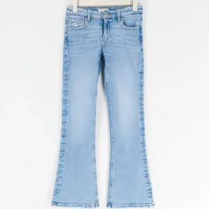 Jätte fina jeans från Gina. Perfekt färg nu till våren❤️❤️❤️ säljer för de e för små☺️orginal pird ‼️380kr‼️