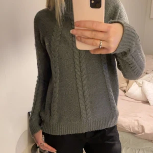 Grå stickad tröja  - En stickad grå tröja 💕
