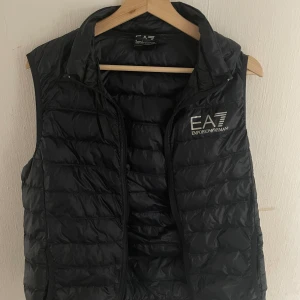 Emporio Armani Väst - Säljer denna EA7 västen som nu är för liten för mig, väldigt bra skick 8/10 som använts lite grann, storleken är i M men passar även S. Pris kan diskuteras