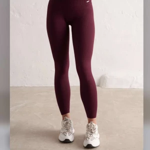 Vinröda aimntights - Snygga träningstights från aimn, nypris 600kr. Tyvärr för små för mig så endast testade därav väldigt fint skick💗