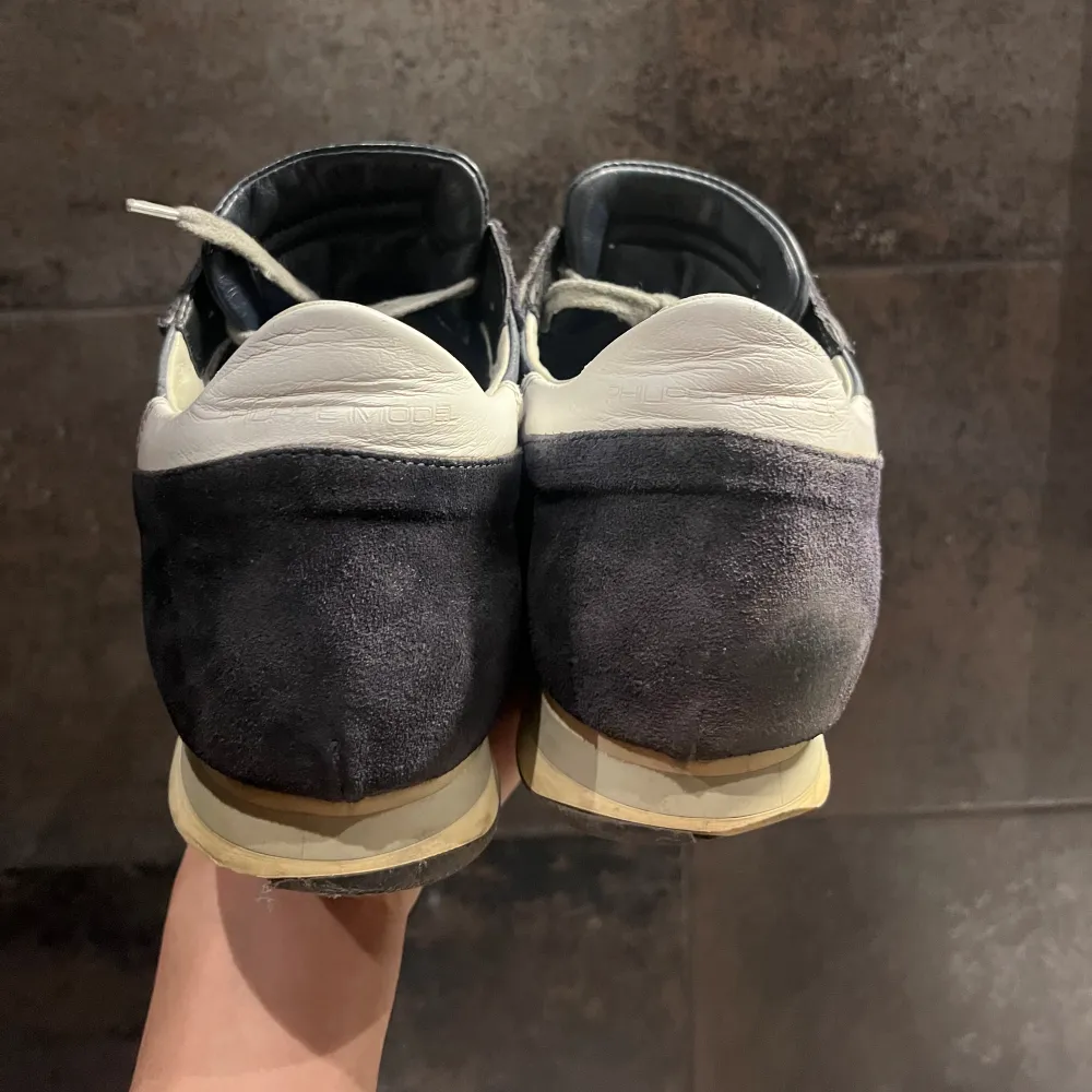 Tjo, säljer dessa feta skor från Philippe Model i modellen Low Trainers 🔥Skicket är som nya med få dekaler som man inte ser eller påverkas när man har på sig de 🦧 🤩 kontakta för funderingar 🙌🏽 Nypris runt 3200kr 🦍. Skor.