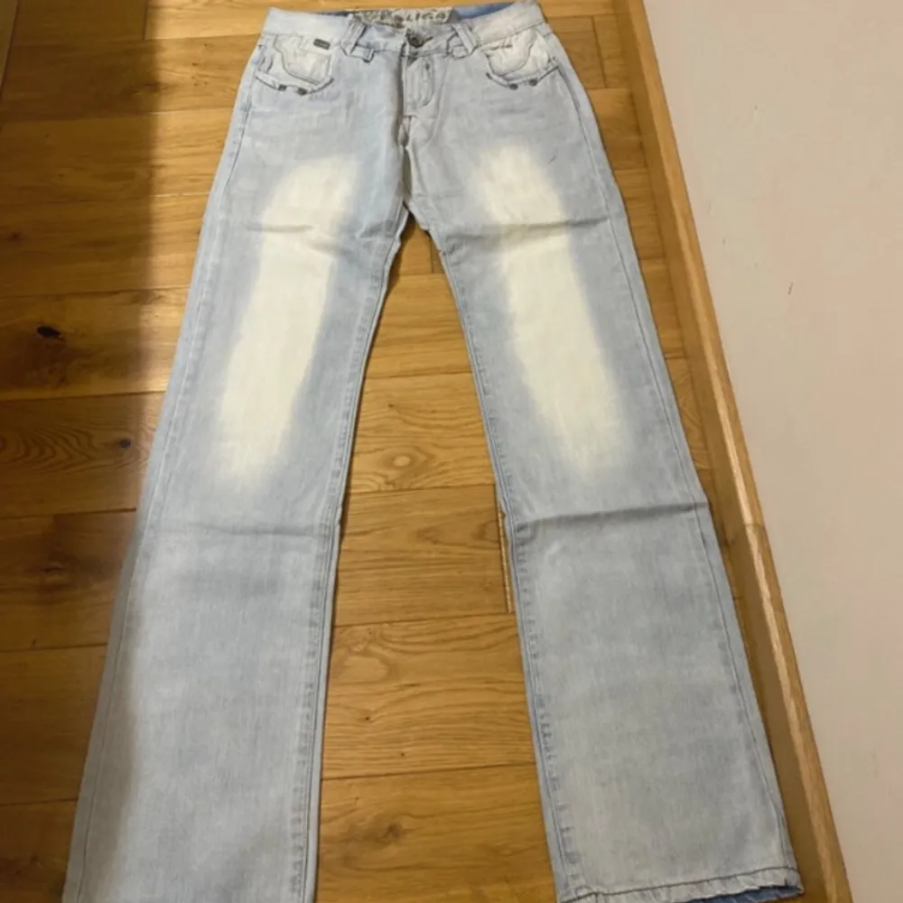 !Bilderna på är lånade! Utsvängda lågmidjade jeans från Ligaoo med snygga bakfickor. De har en fin färg o fina detaljer! Kontakta mig vid mått💗💗 Storlek 28 men skulle säga närmare 27(men passar båda). Jeans & Byxor.