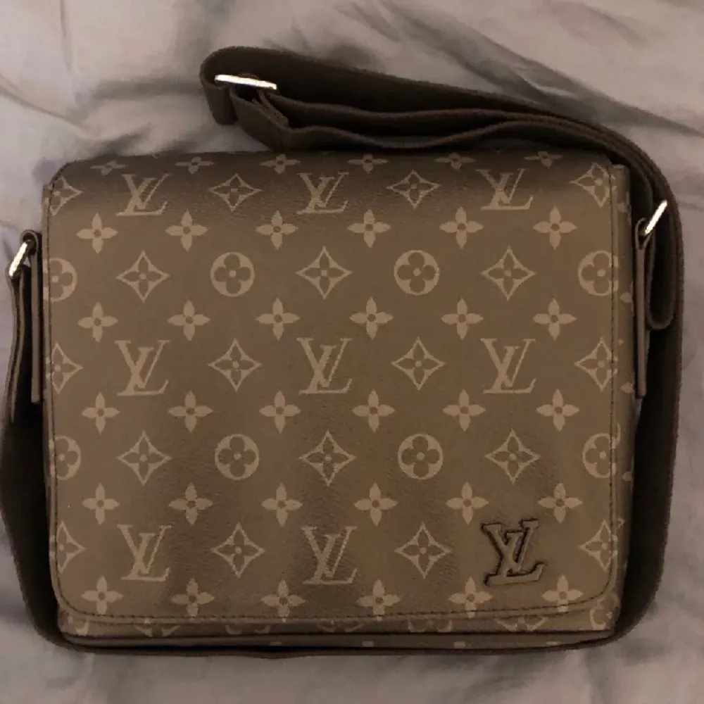En Louis Vuitton väska, vet inte om den är äkta eller inte. Bytte den emot ett par Nike air force skor här på plick men har inte kommit mycke till användning. Den är fortfarande fräsch och har kvar dustbag och äkthetsbevis! Fler bilder, frågor skriv!. Väskor.