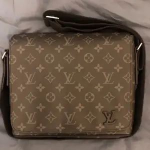 En Louis Vuitton väska, vet inte om den är äkta eller inte. Bytte den emot ett par Nike air force skor här på plick men har inte kommit mycke till användning. Den är fortfarande fräsch och har kvar dustbag och äkthetsbevis! Fler bilder, frågor skriv!