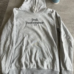 Peak Performance - Jag har vuxit ur den här Peak hoodien, den är i storlek 170 men den funkar som en xs/s❤️den har inga skador!