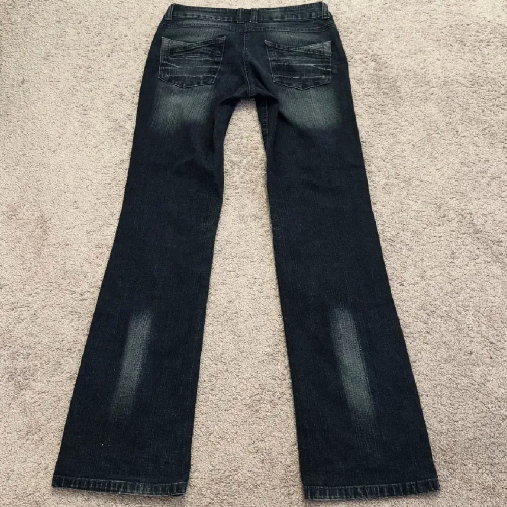 Midja: 77, innerben: 86💟 Lågmidjade bootcut jeans, vintage från Vero Moda!! de har lite stretch💞 hon på bilden är 171cm lång, stl S/36/28 . Jeans & Byxor.