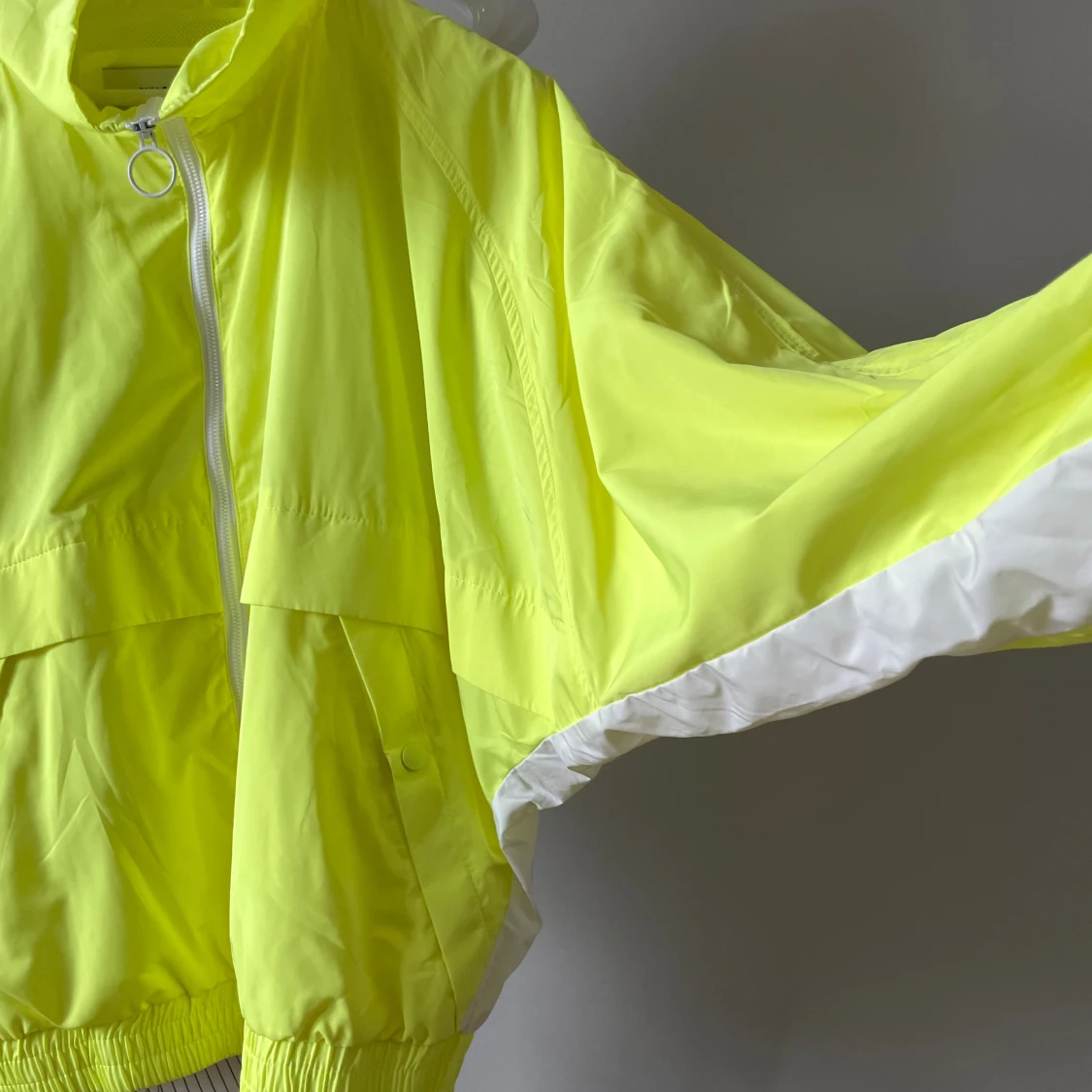 Neon yellow jacker with raglan sleeves  - 93
