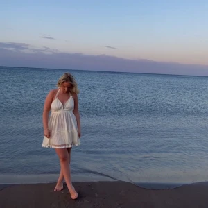 Klänning - Intressekoll på denna jättesöta klänningen, använd ett fåtal gånger så inga defekter. Jättefin nu till sommaren❣️ storlek S