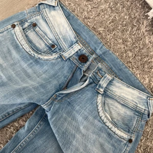 Lågmidjade jeans  - Super snygga Pepe jeans, lågmidjade! Storlek 26/32 passar även 27/34 skulle jag säga 💕
