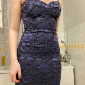 Nelly lace bra cup dress - Säljer denna fina festklänning från Nelly (NLY One). Den är sann till storlek och i fint använt skick! Nypris 300 kr. Hör gärna av er vid frågor :)
