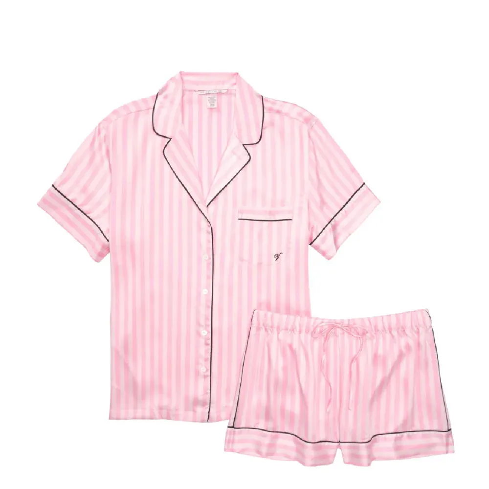 Intressekoll på min Victoria Secret pyjamas. 😍Knappast använd skjortan är från vs och byxorna från aminu. . Blusar.