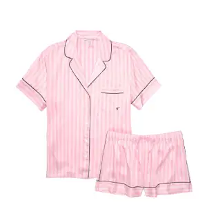 Intressekoll på min Victoria Secret pyjamas. 😍Knappast använd skjortan är från vs och byxorna från aminu. 