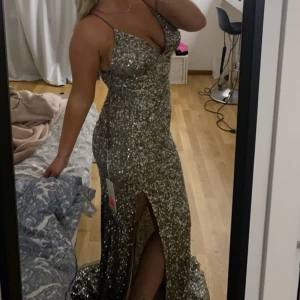 Bal klänning  - Säljer min balklänning som är använd en gång. Skick 7/10. Saknas paljetter på ett ställe, medkommer paljetter som man kan sy på. Nypris 4990kr. Köpt för 3500 då den va på rea. Pris går att diskutera 