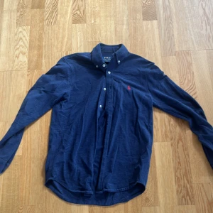 Marinblå polo skjorta  - Skjortan är i bra skick 