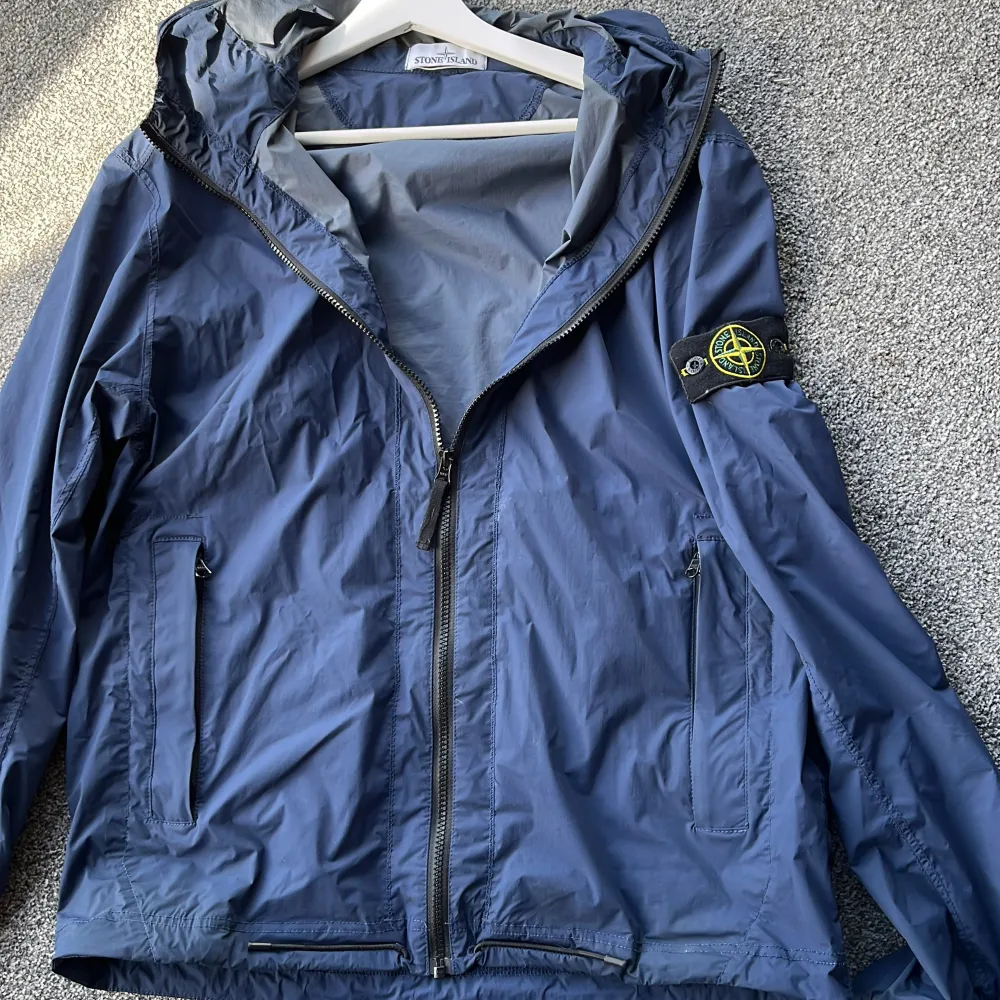 Stone islands jacket Navy blue Size L Barely worn,  Fits me good at 182 and 80kg. Jackor.