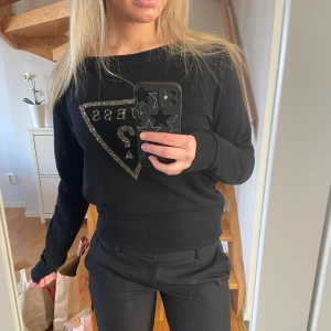 Guess tröja - Nästintill oanvänd och bra kvalitet. Storlek XS men är mer som en S eller M i storleken 