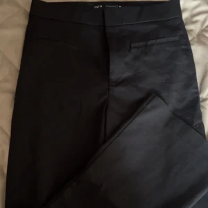 Kostymbyxor  - Säljer dessa kostymbyxor från zara som inte kommer till användning. Ganska bra längd på mig som är ca 150 cm lång. Skriv för fler frågor!