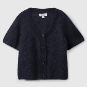 Cos kofta - Intressekoll på denna populära och eftertraktade kofta från cos, använd 3 gånger och behöver rensa! Storlek L men passar mig som bär s❤️Säljer ändast vid bra bud🤝