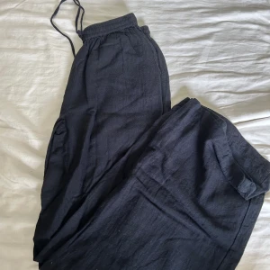 Linnebyxor  - Svarta linnebyxor utan lapp men skulle gissa på att det är typ från Nelly. Byxorna har inga defekter och inte använda mer än 10 gånger då jag inte gillar linnebyxor. 