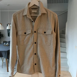 Skjorta i flanell - Fibt skick, knappt använd. I ljusgrå modell från Jack and Jones premium Stl: M herr