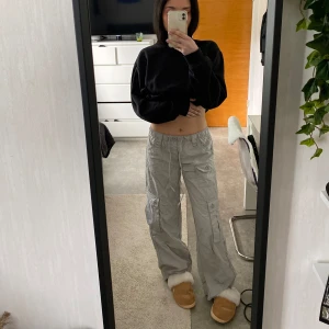 Cargobyxor  - Ett par ljusgråa Cargobyxor i ett fint skick och används nån enstaka gång✨Lågmidjade och vida vid benen💗