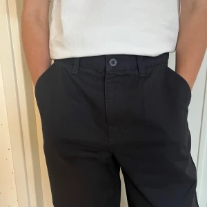 Kostymbyxor herr - Snygga kostymbyxor från Vailent!! Lätt använda, märkta storlek S men tycker snarare S/M. Modellen är 1.78 och brukar bära S/M. Skriv vid frågor!!🫶