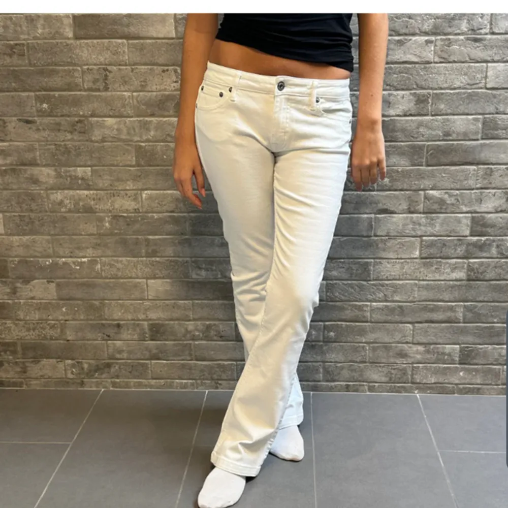 Lågmidjade vita jeans från crocker. Helt nya, aldrig använda. . Jeans & Byxor.