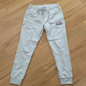 Calvin klein byxor - Calvin klein byxor i storlek M Oanvända