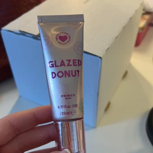 glazed donut primer - Använd 2 ggr, helt full. Köptes i london, det är en primer som man blir väldigt glowy av 👌🏽