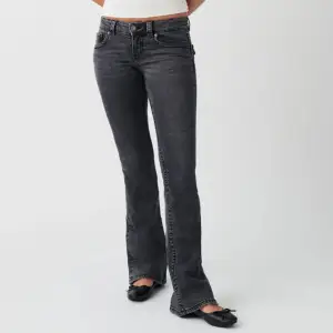 Säljer dessa lowwaist jeans från Gina tricot då dom inte kommer till användning. Inga defekter eller så och passar mig som är runt 162. Använda ungefär 3 gånger🩷 skriv för frågor o bilder 