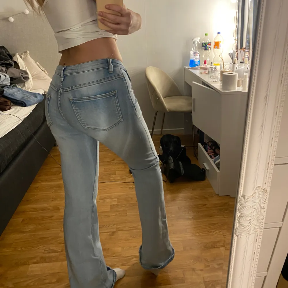 Intressekoll på dessa jätte snygga lågmidjade jeans, jag är 170 och de är väääldigt långa på mig.. Jeans & Byxor.