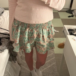 Mönstrad kjol - En söt volangkjol med mönster. Jätte jätte söt men kommer tyvärr inte till användning. Super fint skick. Högmidjad modell