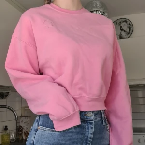 Rosa collegetröja  - Rosa collegetröja, härligt fleecetyg på insidan. Använd men i fint skick, normal i storleken. Kom med prisförslag😊  Material: 74% Bomull, 26% Polyester.