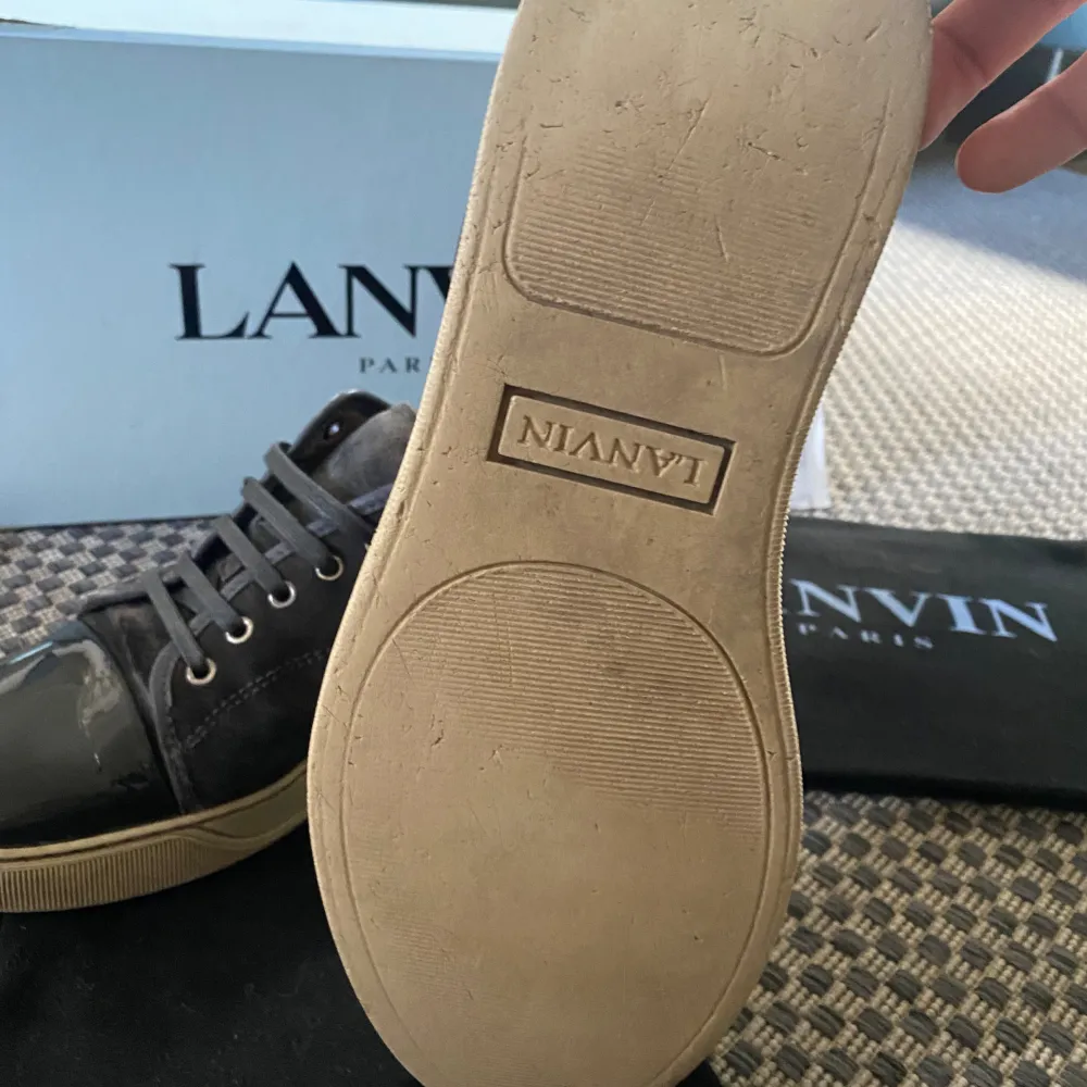 Ett par fräscha Lanvin skor i färgen grå! Skicket är 7,5/10 och storleken är size 7 ~ 41/42. Köpta på nk för 4 300 kr, kvitto finns! Hör gärna av dig vid frågor och funderingar!. Skor.