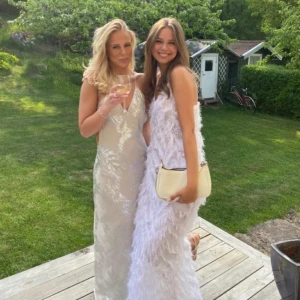 Intressekoll Vit/silvrig Balklänning  - Hej! Intressekoll på  denna jätte fina balklänning från zara förra året. Den vänstra klänningen❤️Säljs ej längre. Storlek S.  Ej använd men har klippt bort lappen. Ryggen är helt öppen🥂