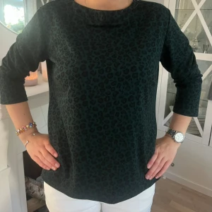 Leopard mönstrad tröja - Spana även in våra andra plagg och spara på fraktkostnader. Alla plagg är självklart tvättade och fräscha! Alla produkter kan skickas eller hämtas i Stockholm.   Vid ytterligare frågor tveka ej att skriva!