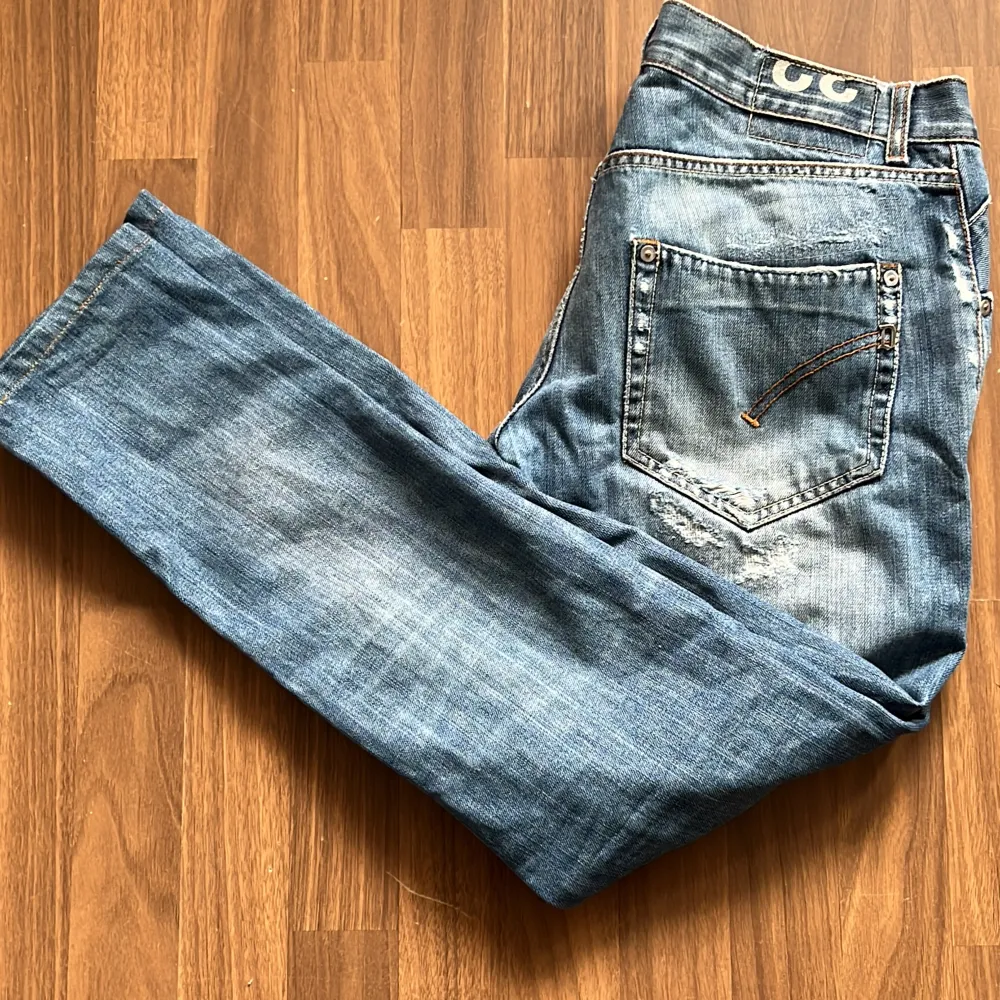 Säljer Dondup jeans för att jag inte använder dom, Dom har slitningar, köpte dom här på Plick . Jeans & Byxor.