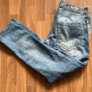 Säljer Dondup jeans för att jag inte använder dom, Dom har slitningar, köpte dom här på Plick 