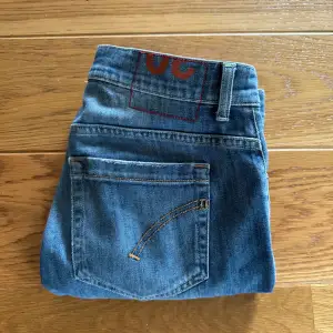 Säljer mina snygga ljusblå dondup jeans i modellen george, skick 9/10 då de endast är använda ett fåtal gånger, nypris på dessa låg runt 3000kr. Pris går att diskuteras. 