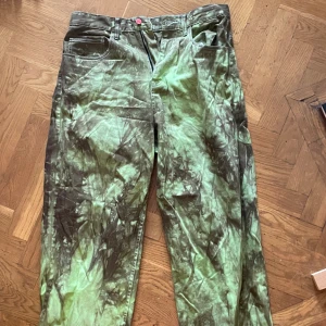 Jättecoola bewider jeans.  - Jättefina och coola bewider gröna baggy jeans. Med tryck på bakfickan. 