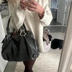 Grå väska liknande balenciaga, väskan är egen lackad så kan förekomma lite slitningar men inget märkbart!