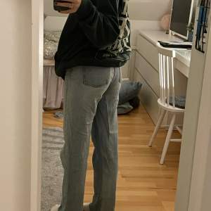 Ljusblå jeans från cubus, köpta 2021. Väl använda men inga defekter, storlek 32/S. I modellen ”flare fit freja” som inte säljs längre. Lowwaist eller midwaist beroende på längd. 