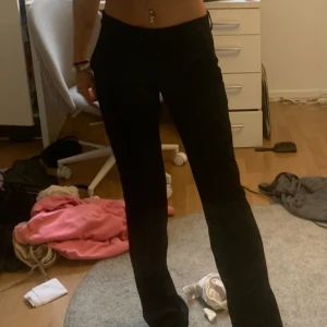 Kostymbyxor - Lågmidjade kostymbyxor. Är i bra skick men är försmå. Det är bikboks vera lågmidjade kostymbyxor. Superfina Ordinarie pris 500 