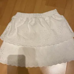 Säljer denna jätte söta kjolen då den tyvärr är för liten. Den är i väldigt bra skick har bara används ett par gånger❤️