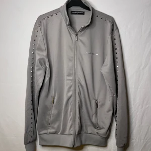 Track suit  - Säljer denna väldigt unika dressen från manière de voir | Mycket fint skick | Storlek L på tröja/byxa | Pris:699 | Fraktar via PostNord och Instabox på köparens bekostnad:)  Hör av dig vid frågor och funderingar mvh 