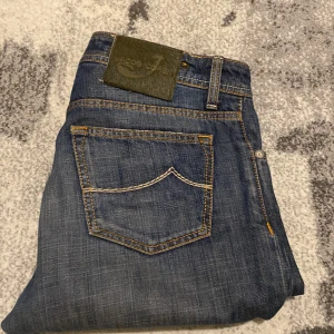 Jacob Cohen Jeans - Ett par Jacob Cohen jeans i en otroligt fin tvätt. Modellen är 688. Storleken på jeansen är 32 och passar dig som är runt 180-183. Extremt bra skick 9,5/10 då de nästan aldrig använts. Jacob cohen scarf och påse medföljer. Byten kan vara intressant. 