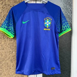 Brasilien Tröja 22/23 - Säljer min helt nya Brasilien bortatröja från säsongen 22/23! Har tags och påsen kvar. Fick den som present i somras. Säljer pga för liten. Perfekt i sommar och vid träning. Kan gå ner lite i pris vid snabb affär!  Kontakta mig vid frågor 💫
