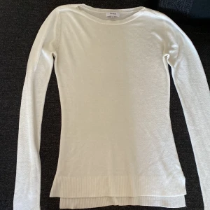 Vit tröja - Jätte fin tröja från Fórmula Joven i storlek 38. Använd runt 2 gånger men är helt som ny💕 Säljer den då jag inte har någon användning av den🥰 om ni undrar över något är det bara att skriva🩷